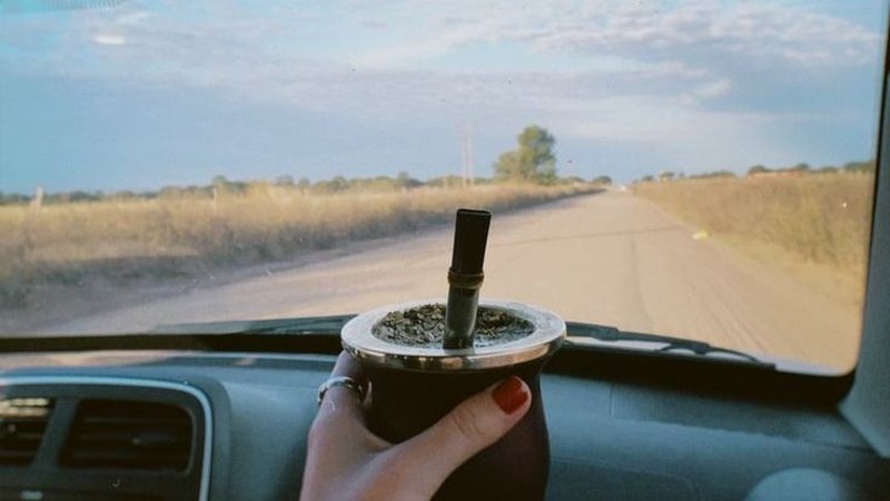 Cuáles son las provincias argentinas que prohibieron tomar mate en el auto. Multa por tomar mate mientras se conduce. Mendoza y Córdoba multa por tomar mate