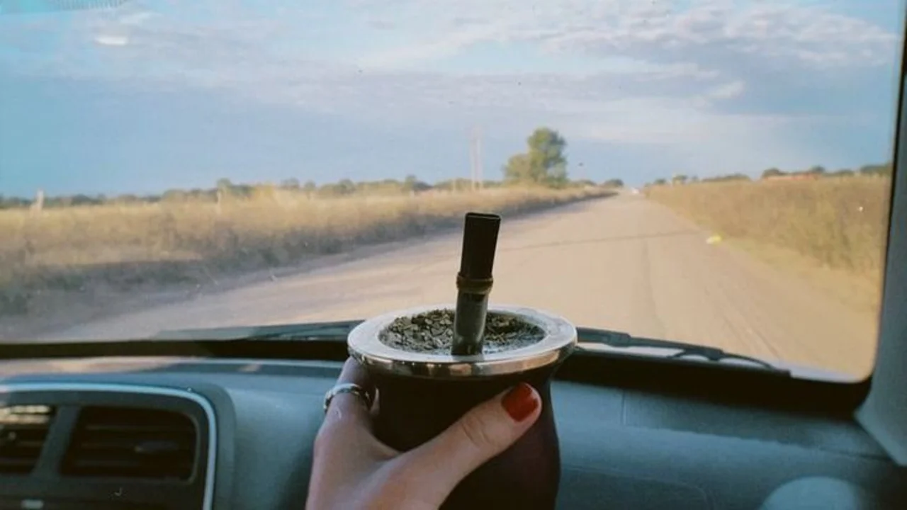 Cuáles son las provincias argentinas que prohibieron tomar mate en el auto. Multa por tomar mate mientras se conduce. Mendoza y Córdoba multa por tomar mate