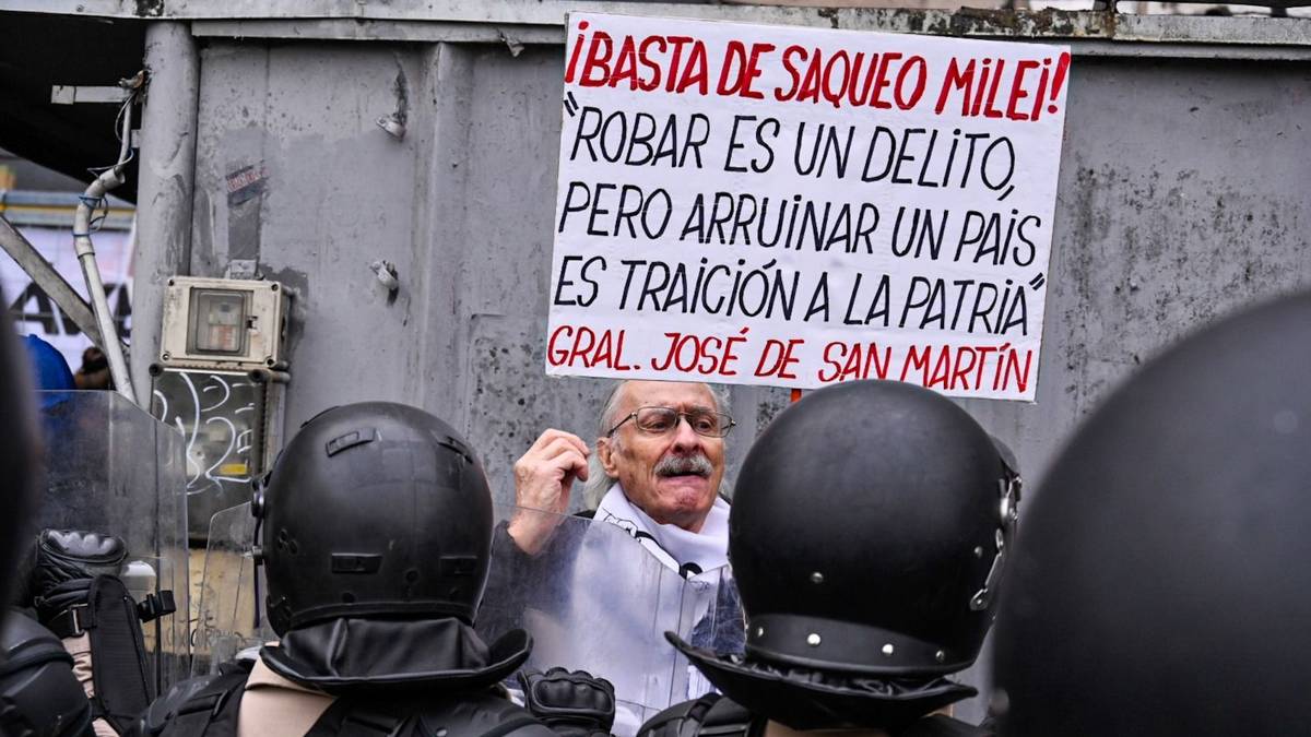 A horas del duelo con Inglaterra, el gobierno de Milei reprimió a jubilados y excombatientes de Malvinas