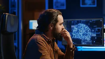 Un hombre frente a una computadora Un hombre frente a una computadora