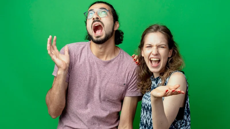 Dos personas haciendo gestos graciosos