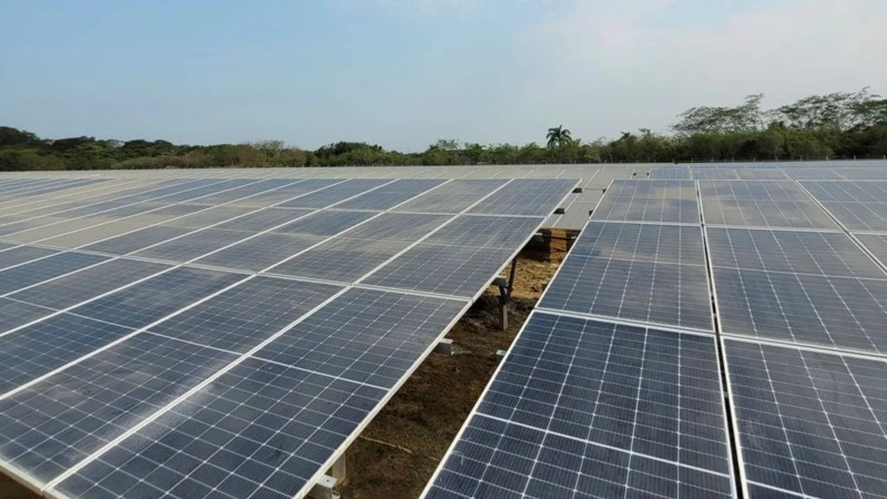 Colombia estudia exonerar de licencias ambientales proyectos de energía renovables de hasta 100 MW