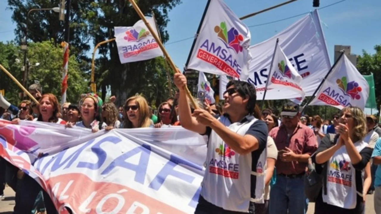 Docentes apuntaron contra Pullaro por establecer aumentos por decreto: "Fuera de la ley"