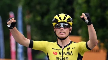 Mexicano Del Toro conserva liderato del Giro en etapa ganada por Kooij al sprint sobre Van Uden