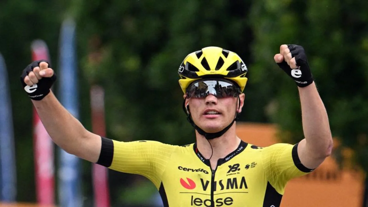 Mexicano Del Toro conserva liderato del Giro en etapa ganada por Kooij al sprint sobre Van Uden