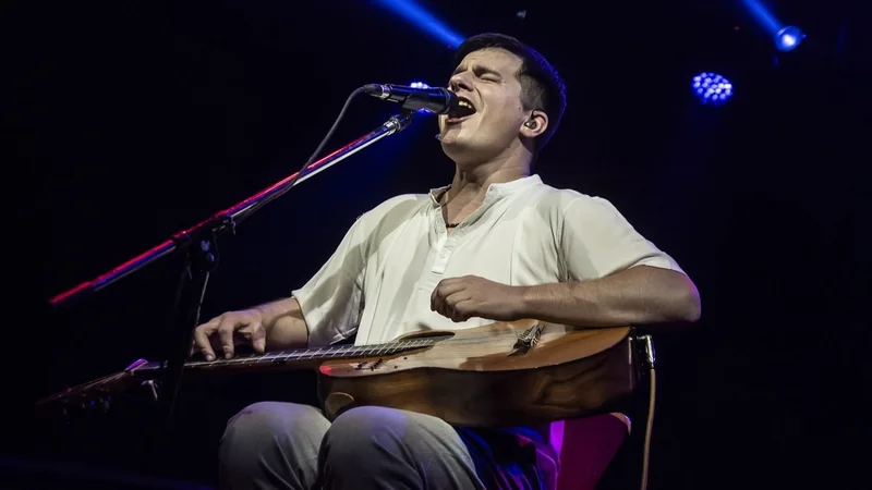 Nahuel Pennisi cantando