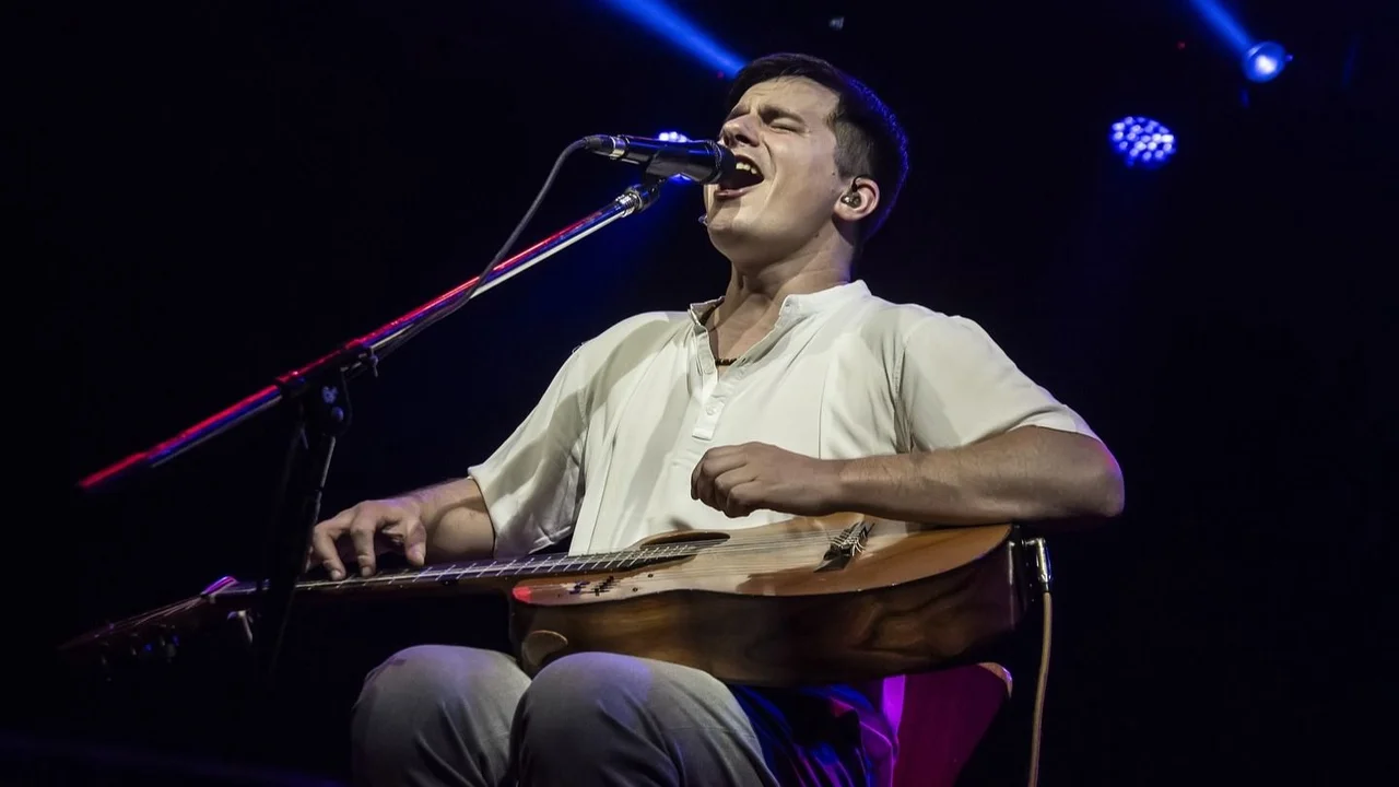 Nahuel Pennisi cantando