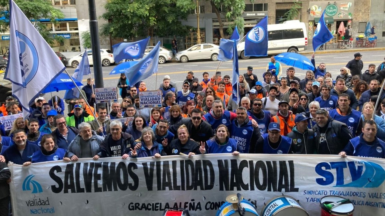 Trabajadores de Vialidad Nacional marcharon en repudio al posible desmantelamiento del organismo