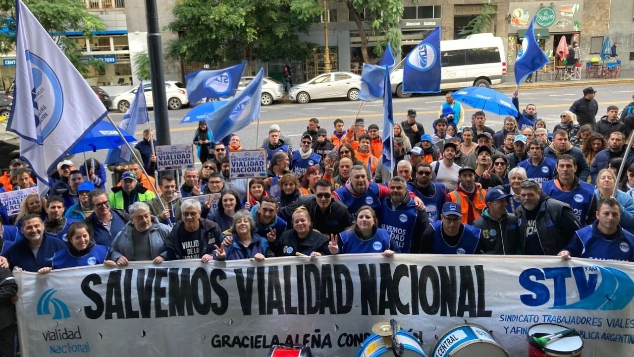 Trabajadores de Vialidad Nacional marcharon en repudio al posible desmantelamiento del organismo