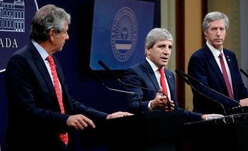 Por la presión de reservas, Caputo habilita el pago de impuestos con dólares | Dólar