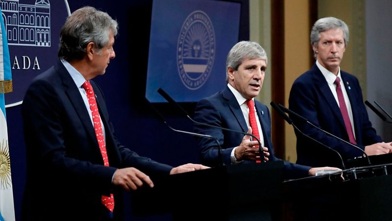Por la presión de reservas, Caputo habilita el pago de impuestos con bonos en dólares