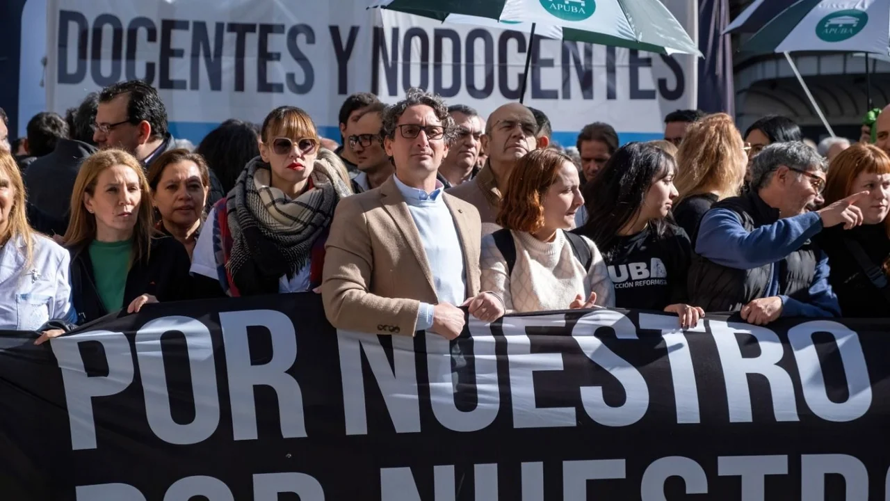 Multitudinaria marcha de docentes, no docentes y estudiantes al palacio Pizzurno