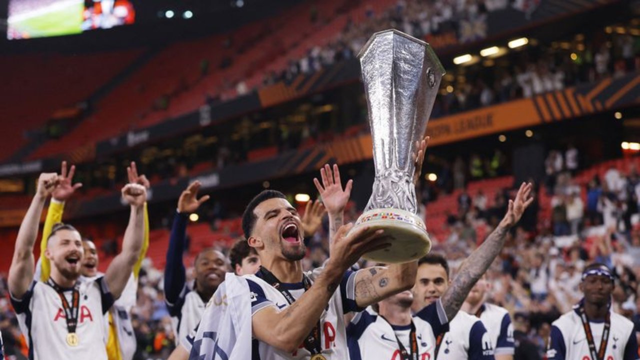 La UEFA se disculpa tras quedarse sin medallas durante la ceremonia final de la Liga Europa