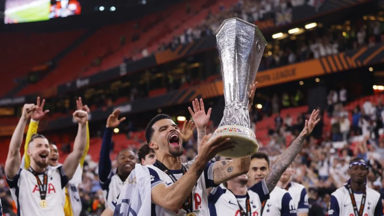 La UEFA se disculpa tras quedarse sin medallas durante la ceremonia final de la Liga Europa