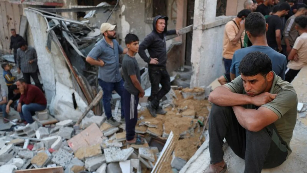 Ataques israelíes matan a palestinos que protegían camiones de ayuda en Gaza, según Hamás