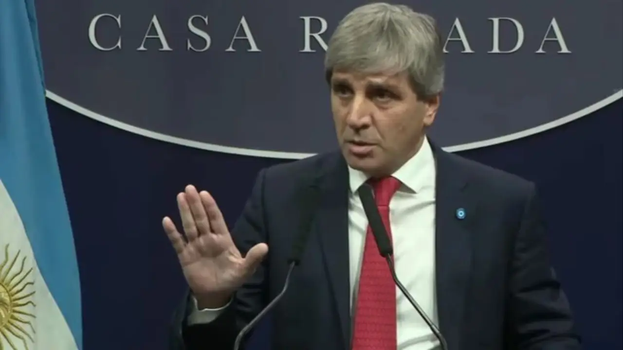 El Gobierno perdió el control del dólar y se queda también sin pesos
