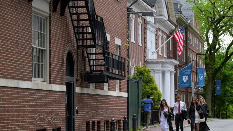 Los vínculos de Harvard con China se convierten en un lastre político