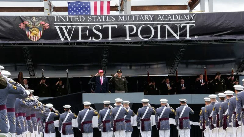 En West Point, Trump arremete contra las políticas DEI en un discurso estilo mitin