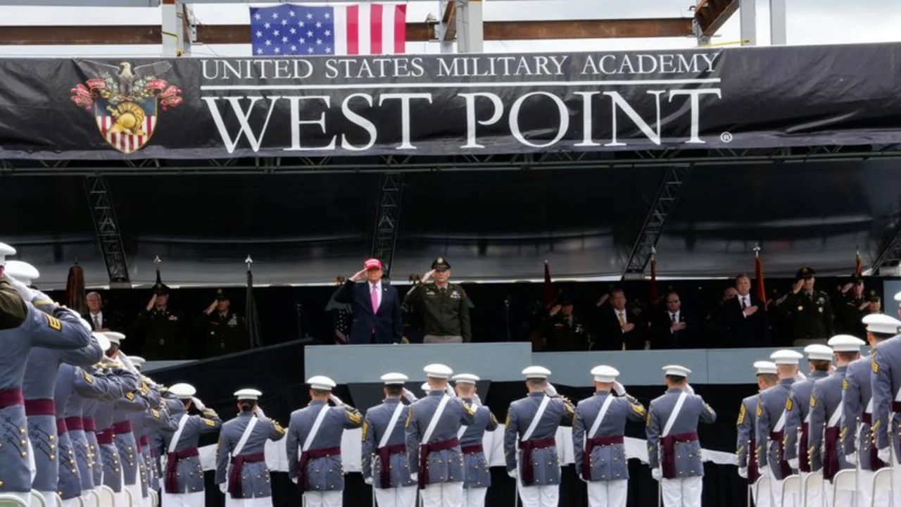 En West Point, Trump arremete contra las políticas DEI en un discurso estilo mitin