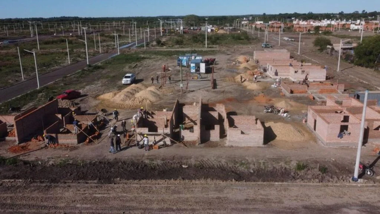 Alertan que una decisión de Milei dejó obras en barrios populares "a medio hacer"