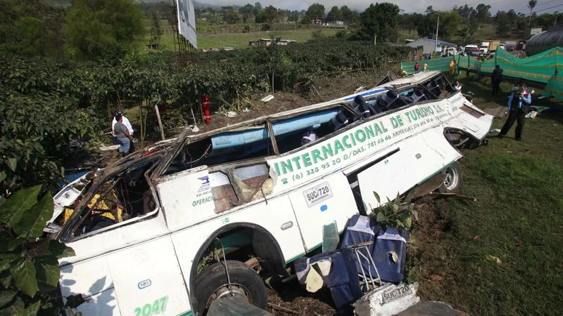 Mueren 10 estudiantes universitarios en accidente de autobús en Colombia