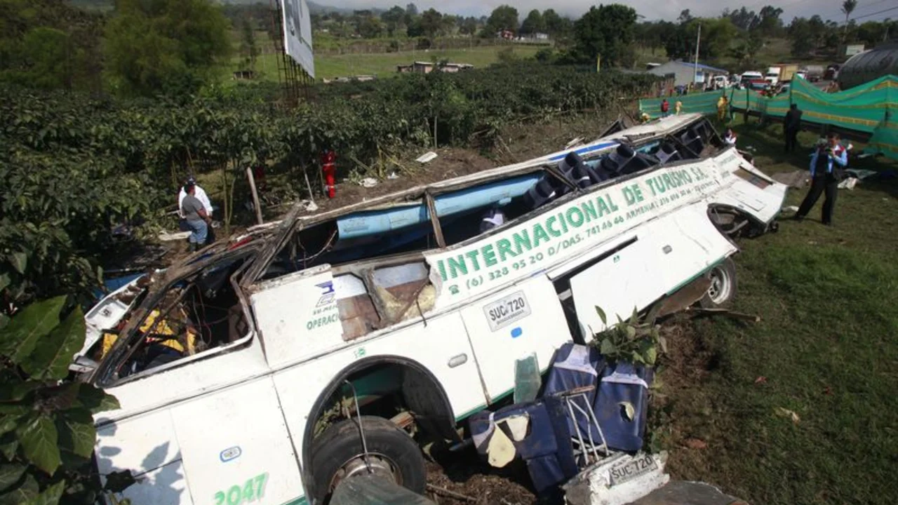 Mueren 10 estudiantes universitarios en accidente de autobús en Colombia