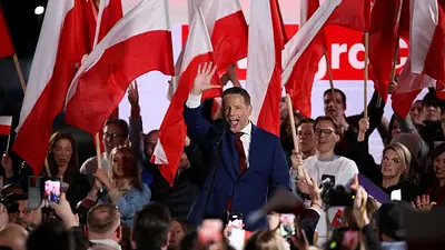 Marchas rivales atraen a miles de personas en Varsovia antes de las elecciones presidenciales Marchas rivales atraen a miles de personas en Varsovia antes de las elecciones presidenciales