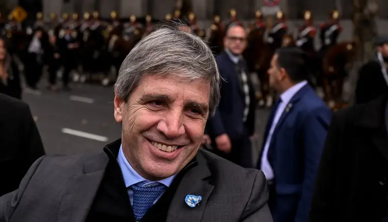 Turbulencias en la "nave" de Caputo: en junio volvió a tener déficit presupuestario