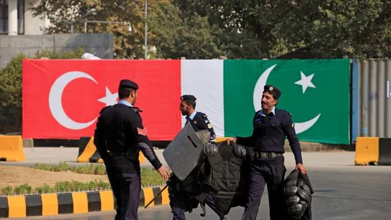 El presidente turco y el primer ministro pakistaní hablan de impulsar la cooperación