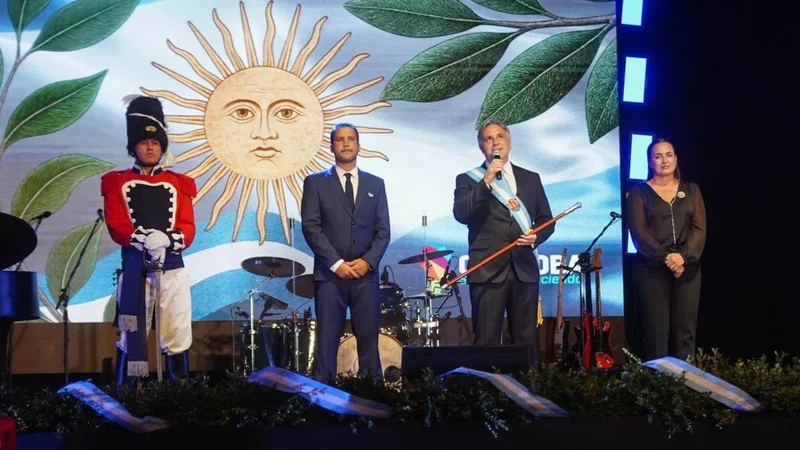 Acto por el 25 de mayo: Llaryora afirmó que el país necesita "menos grietas, menos odio y más unión"