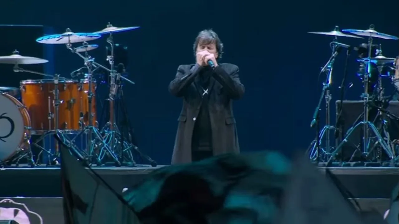 Ciro de Los Piojos tocando la armónica 