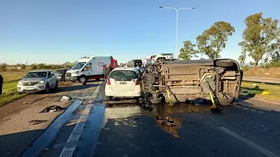 Grave accidente en la autopista Rosario-Santa Fe: heridos, helicóptero sanitario y corte total Grave accidente en la autopista Rosario-Santa Fe: heridos, helicóptero sanitario y corte total