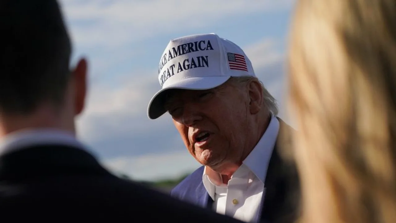Trump dice que EEUU quiere fabricar tanques, no camisetas