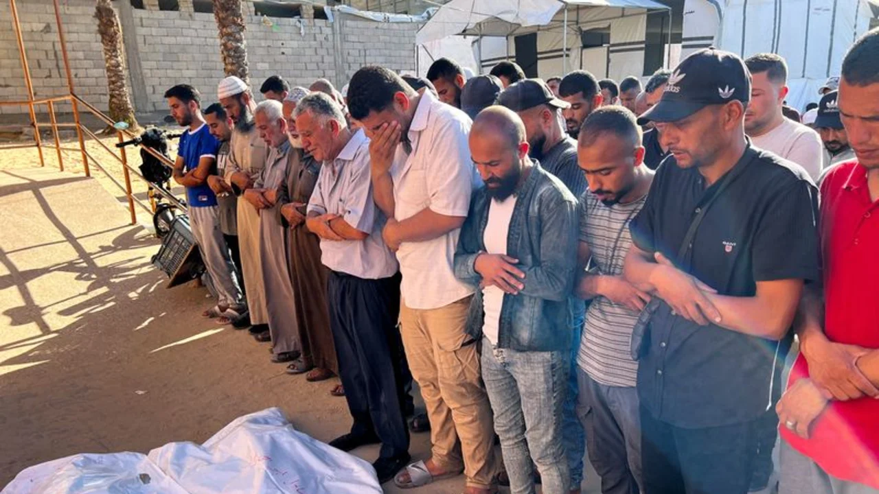 Ataque israelí mata a 20 personas en una escuela de Gaza que albergaba a desplazados, según sanitarios