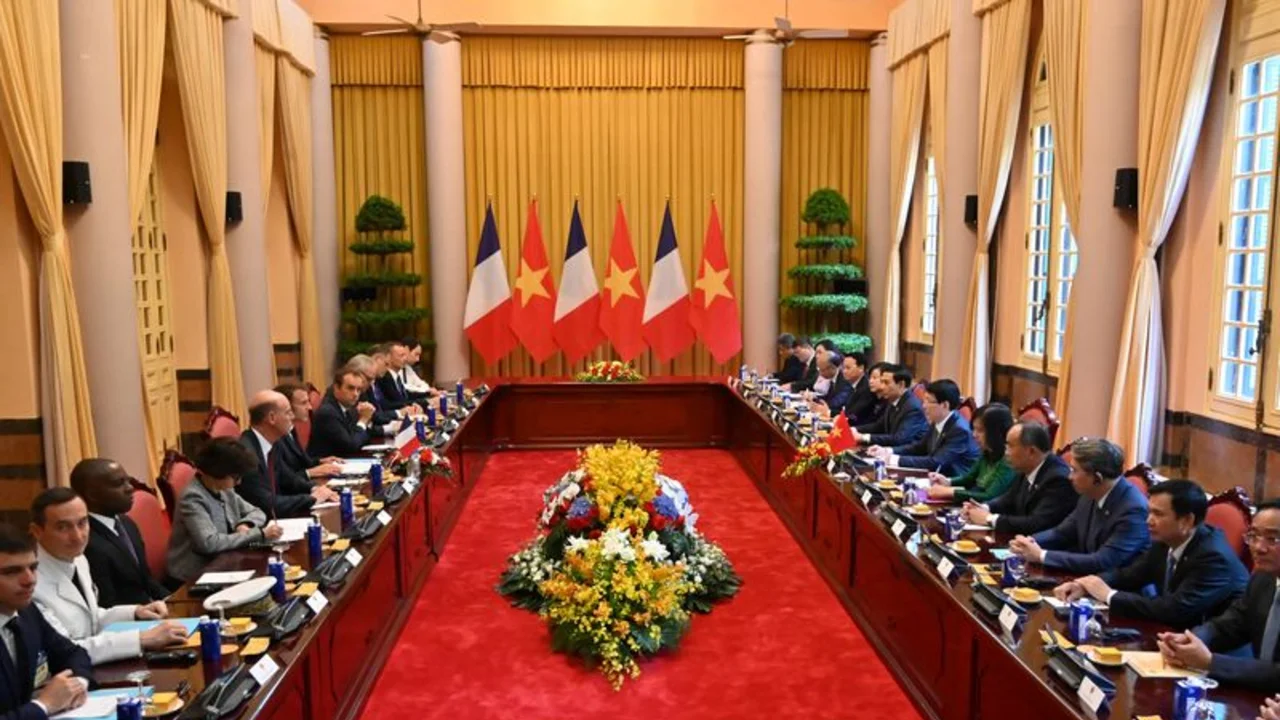 Francia y Vietnam firman acuerdos de Airbus y defensa en la visita de Macron a Hanói