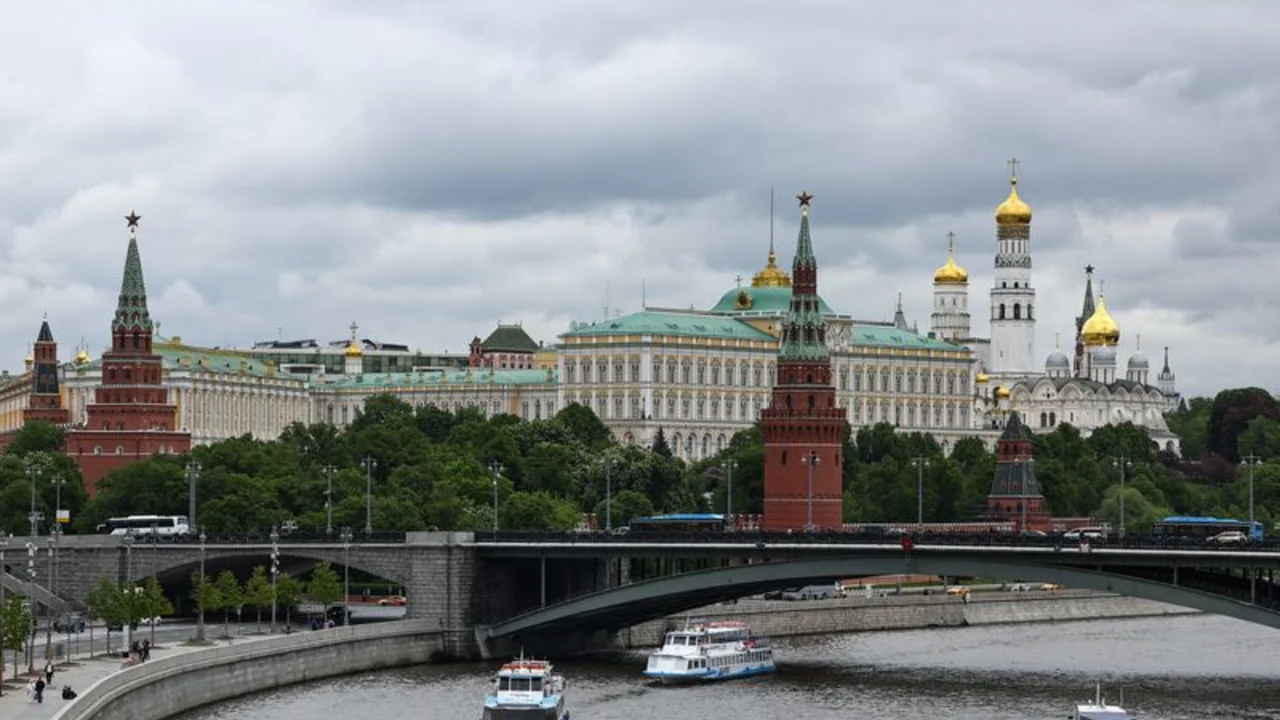 Hay "sobrecarga emocional", responde el Kremlin al comentario de Trump de que Putin está "loco"