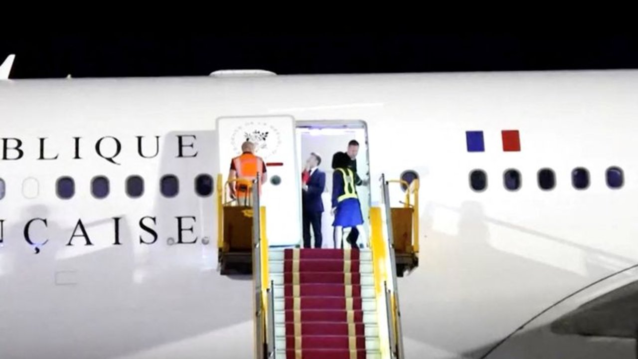 Macron resta importancia al aparente manotazo de su esposa en Vietnam