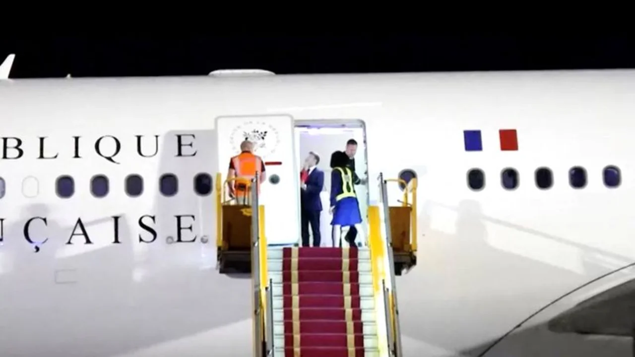 Macron resta importancia al aparente manotazo de su esposa en Vietnam