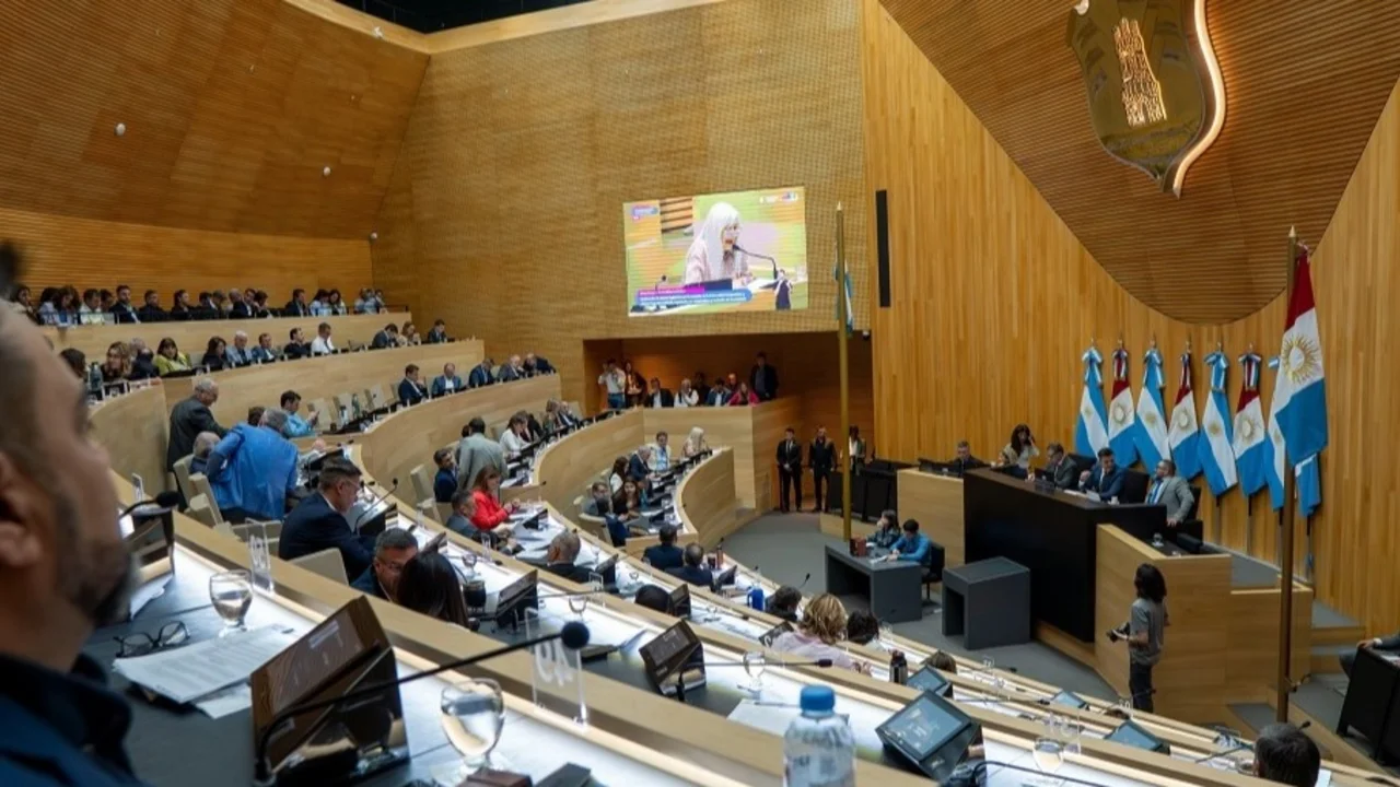 Tensión entre Llaryora y Milei: legisladores cordobeses piden una sesión especial para rechazar la suba de retenciones