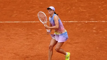 Swiatek abre con fácil triunfo búsqueda de cuarto Abierto de Francia consecutivo; Osaka cae