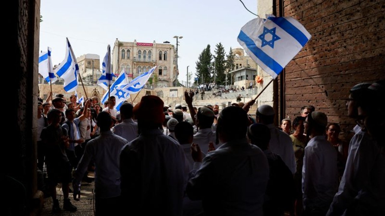 Israelíes extrema derecha se enfrentan a palestinos y a otros israelíes en caótica marcha en Jerusalén