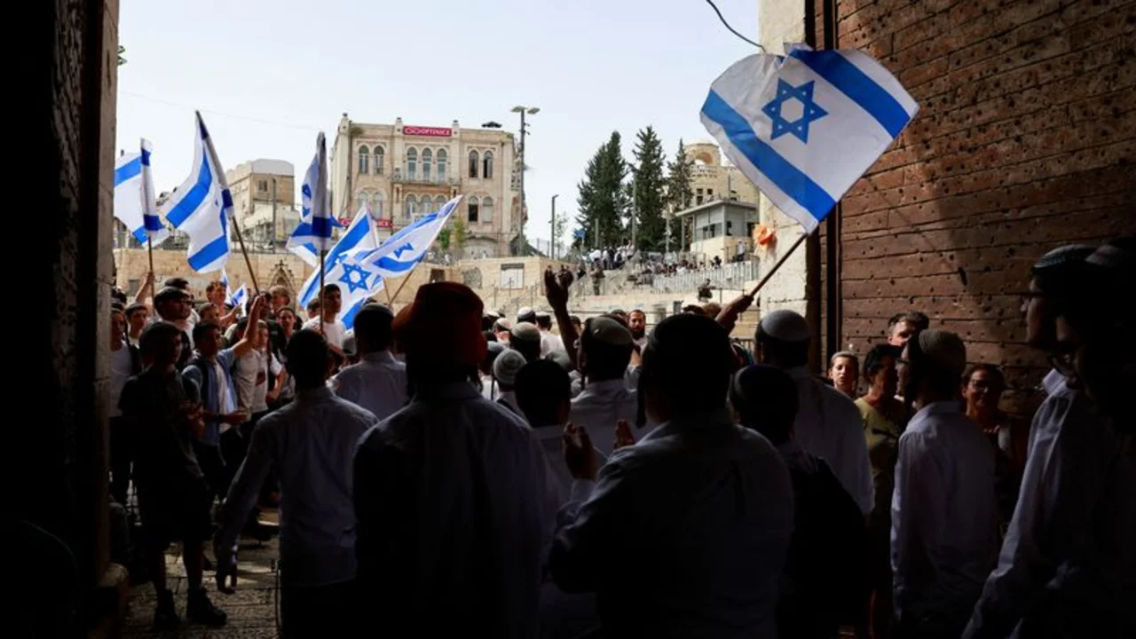 Israelíes extrema derecha se enfrentan a palestinos y a otros israelíes en caótica marcha en Jerusalén