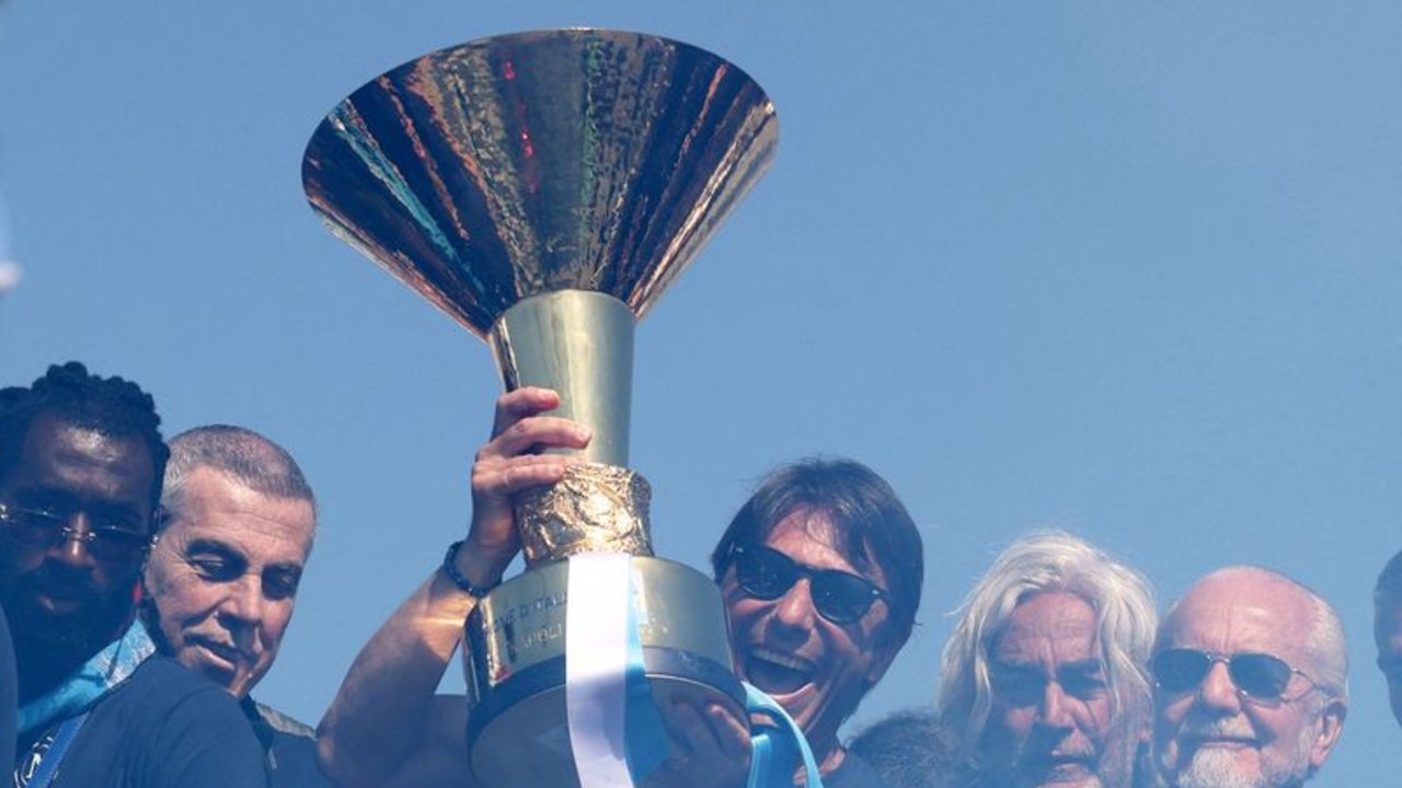 Conte celebra el titulo del Napoli en medio de rumores sobre su marcha