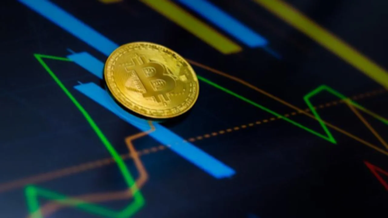 Moneda de Bitcoin sobre una bandera latinoamericana digital