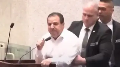 Sacan a la fuerza a un parlamentario israelí que denunció la destrucción de Gaza Sacan a la fuerza a un parlamentario israelí que denunció la destrucción de Gaza