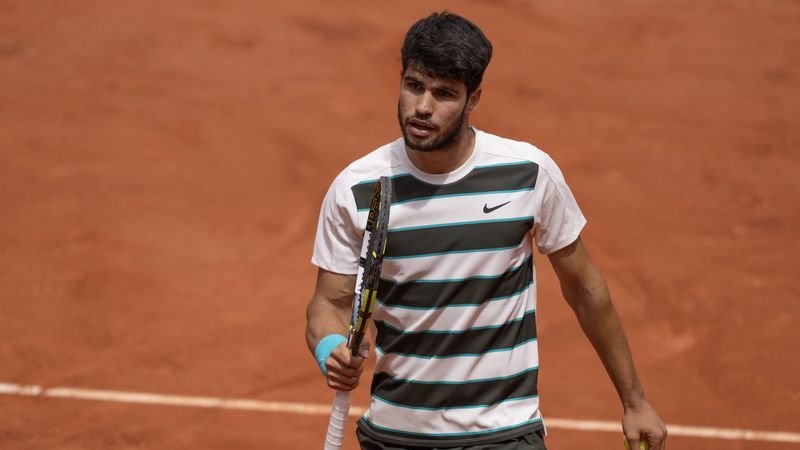 La cuatro veces campeona Swiatek bate récord en el Roland Garros y Alcaraz se impone