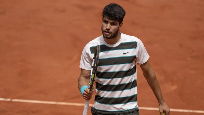 La cuatro veces campeona Swiatek bate récord en el Roland Garros y Alcaraz se impone