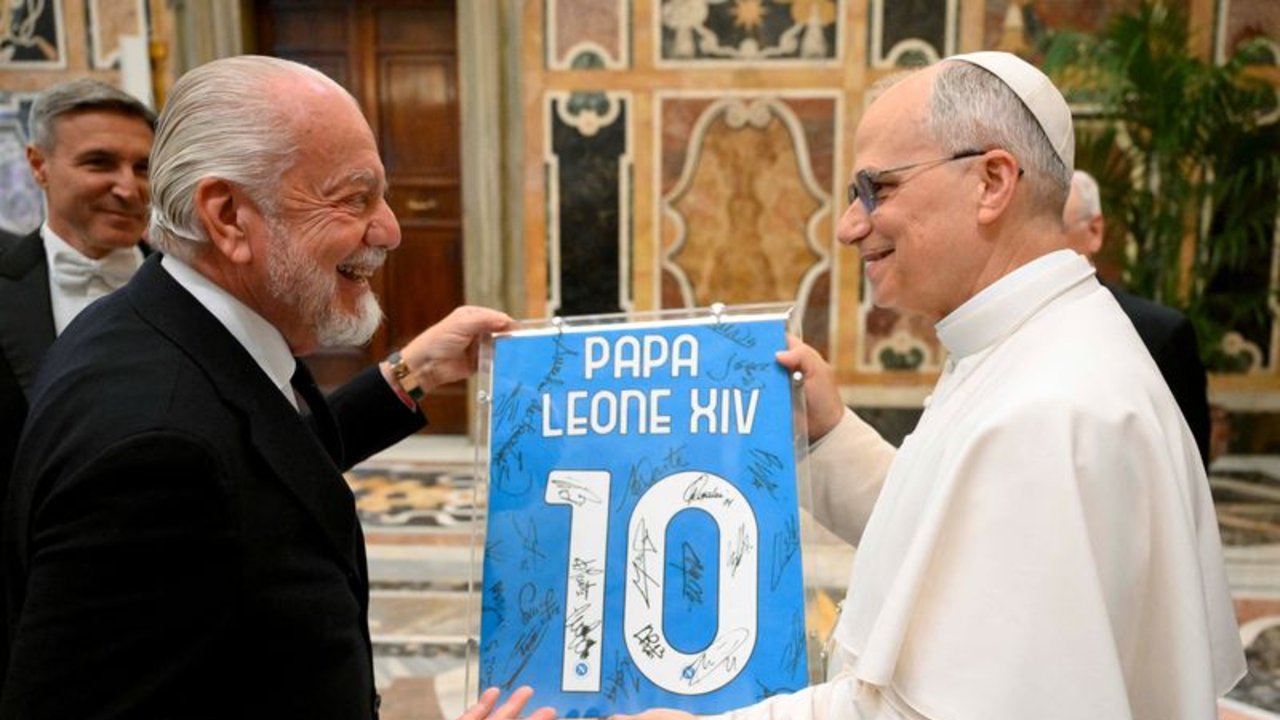 El papa León XIV se reúne con el Napoli, campeón de la Serie A italiana
