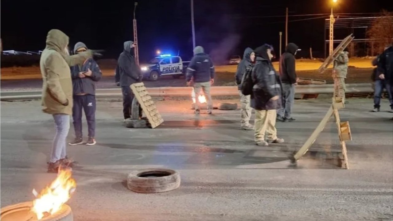 Protestas de ceramistas y corte de la Ruta 7 por falta de gas en dos fábricas