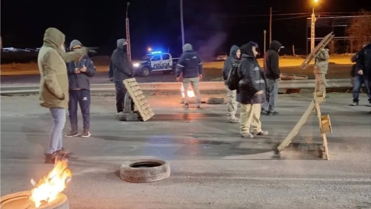 Protestas de ceramistas y corte de la Ruta 7 por falta de gas en dos fábricas